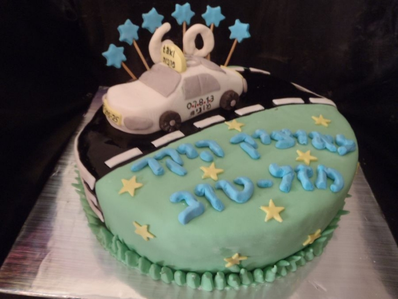עוגת מכונית מונית מפוסלת ליום הולדת